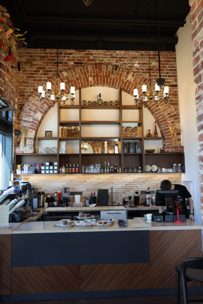Wnętrze loftowej kawiarni - ściany z płytek starego cegła i bar