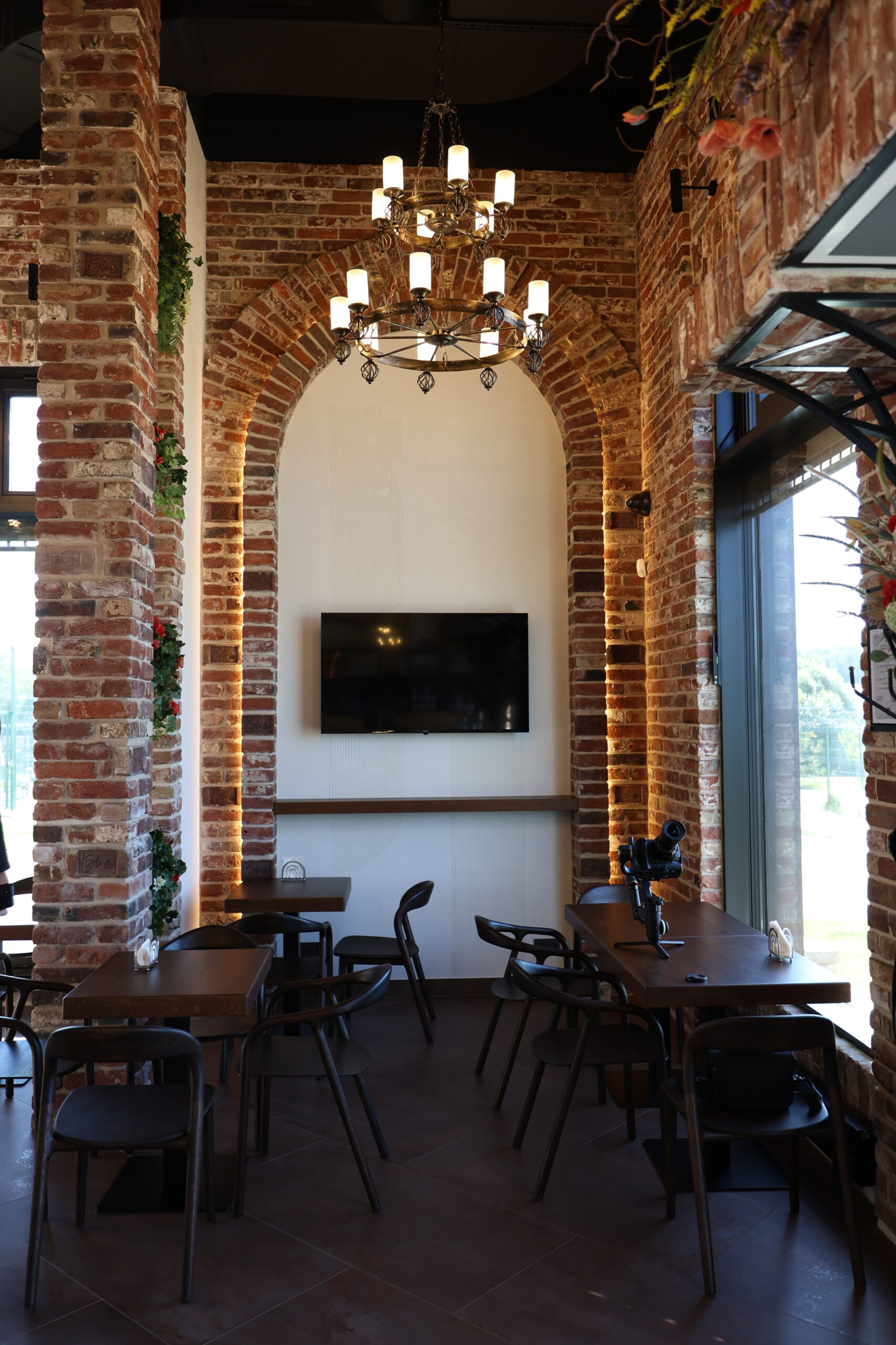 Kawiarnia artystyczna w stylu loftowym