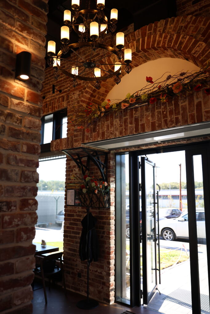 Detal wnętrza artystycznej kawiarni z cegłą